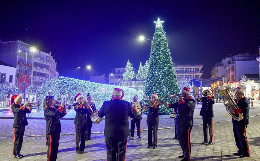 Τα παιδιά άναψαν το χριστουγεννιάτικο δέντρο στη Λαμία Τα παιδιά άναψαν το χριστουγεννιάτικο δέντρο στη Λαμία