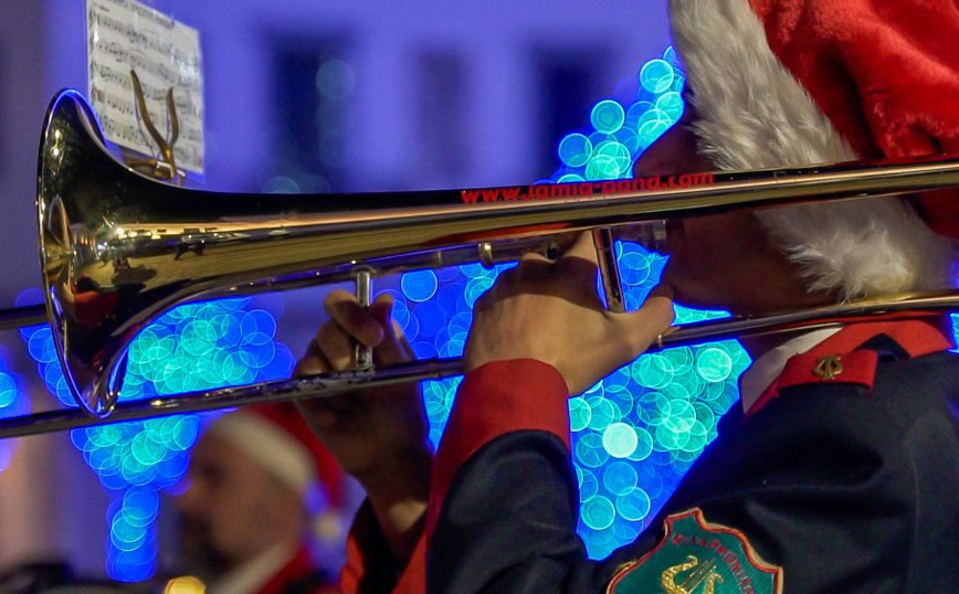 Τα παιδιά άναψαν το χριστουγεννιάτικο δέντρο στη Λαμία Τα παιδιά άναψαν το χριστουγεννιάτικο δέντρο στη Λαμία