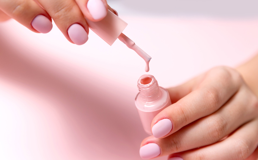 Μανικιούρ με ροζ βερνίκι Μανικιούρ με ροζ βερνίκι