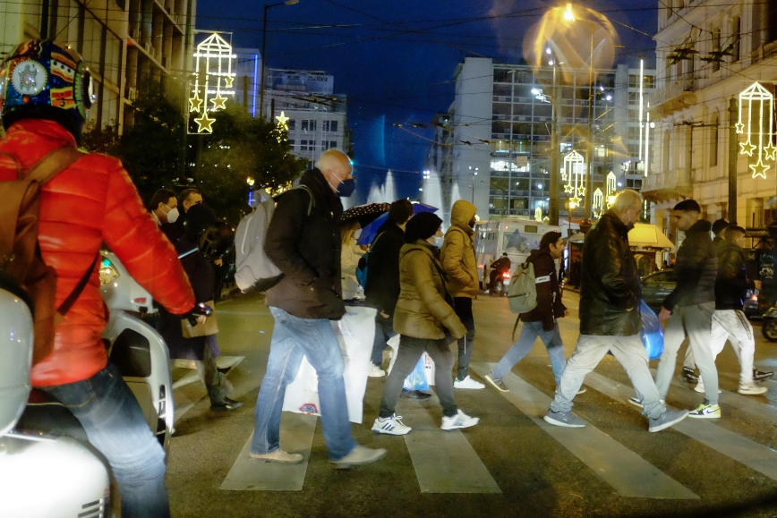 Άνθρωποι με μάσκα στην Αθήνα Άνθρωποι με μάσκα στην Αθήνα