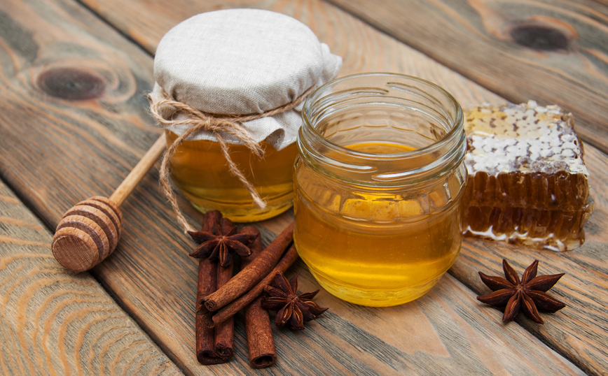 Μέλι με κηρήθρα και κανέλα Μέλι με κηρήθρα και κανέλα
