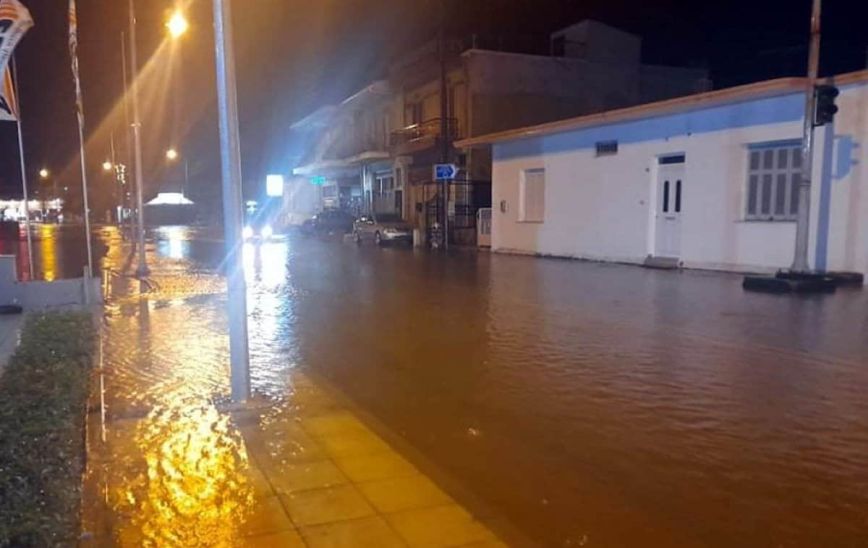 Μεσολόγγι: Δύσκολη η κατάσταση λόγω της κακοκαιρίας – Πλημμύρισαν δρόμοι, σπίτια και καταστήματα