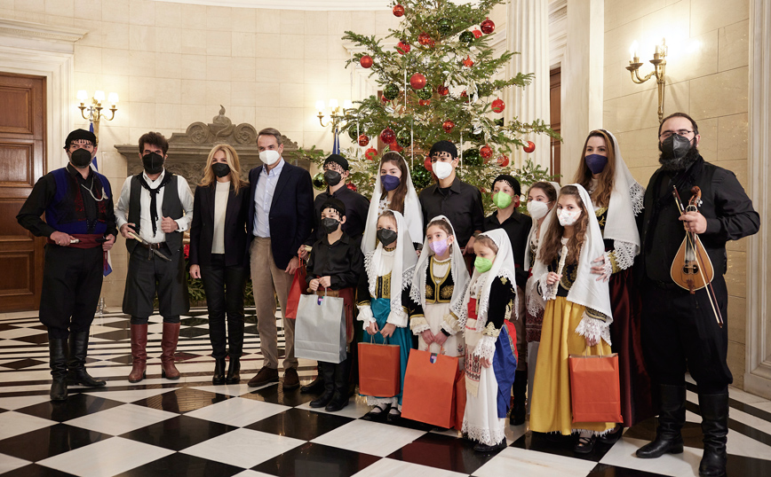 Κάλαντα της Πρωτοχρονιάς από τα παιδιά του Συλλόγου Ασηγωνιωτών Αττικής - Παύλος Γύπαρης