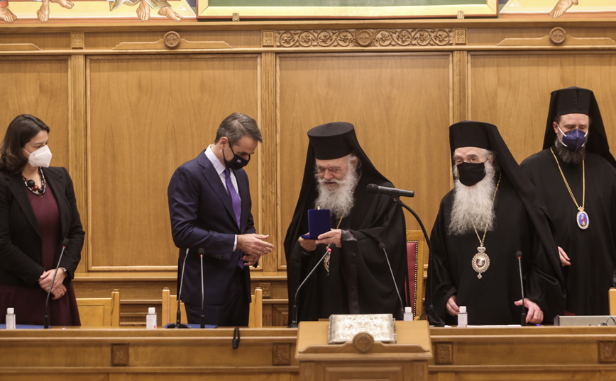 Κυριάκος Μητσοτάκης: Άναψε ένα κερί στην Μονή Πετράκη – Ο διάλογος με τον Αρχιεπίσκοπο Ιερώνυμο