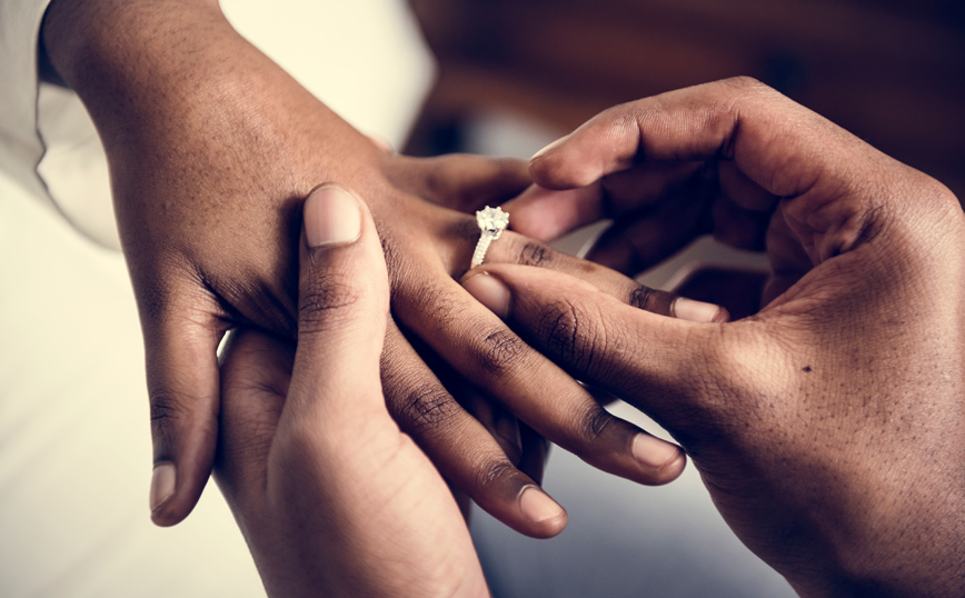 Άντρας φοράει το μονόπετρο δαχτυλίδι στη σύντροφό του Άντρας φοράει το μονόπετρο δαχτυλίδι στη σύντροφό του