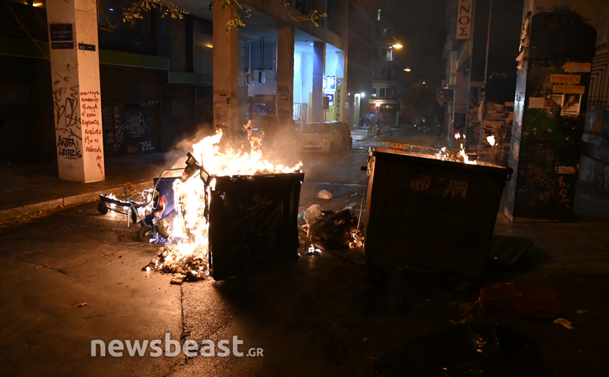 Φωτιά σε κάδους στην οδό Μπενάκη Φωτιά σε κάδους στην οδό Μπενάκη