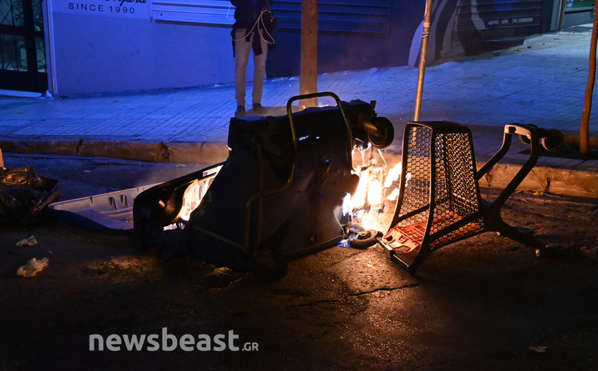 Φωτιά σε κάδους στην οδό Μπενάκη Φωτιά σε κάδους στην οδό Μπενάκη