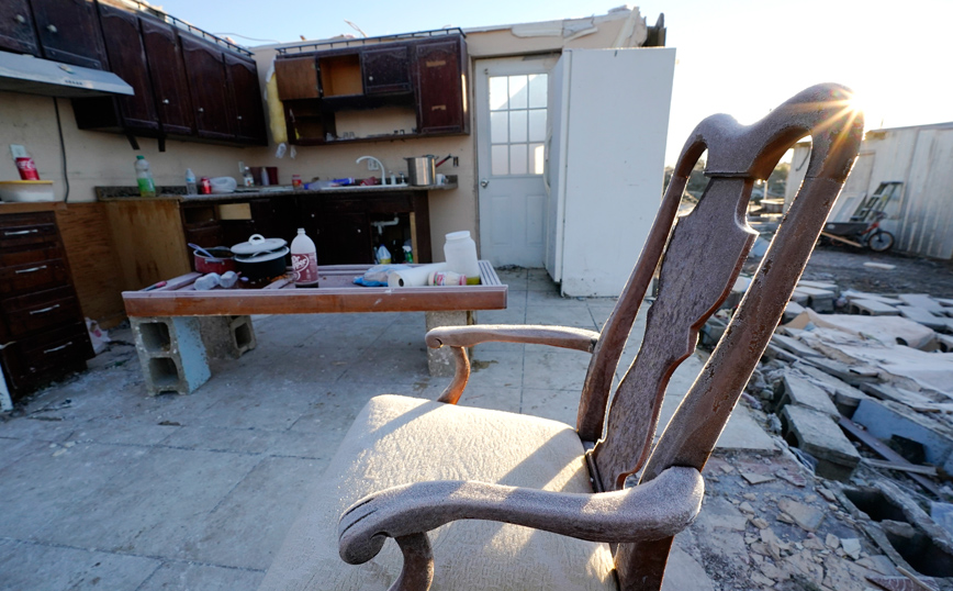 Καρέκλα σε συντρίμια σπιτιού Καρέκλα σε συντρίμια σπιτιού