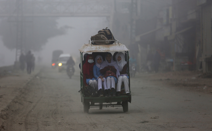 Κορίτσια στο πίσω μέρος καρότσας Κορίτσια στο πίσω μέρος καρότσας