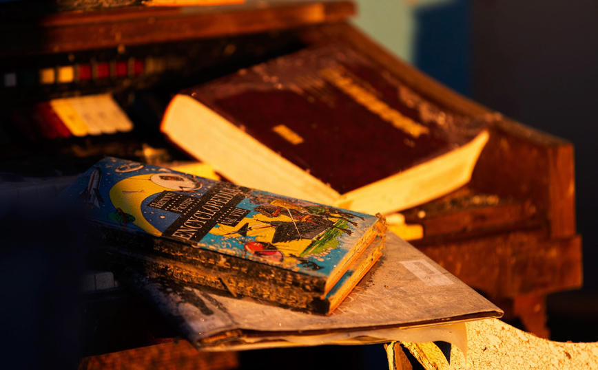 Βιβλία σε συντρίμια σπιτιού Βιβλία σε συντρίμια σπιτιού