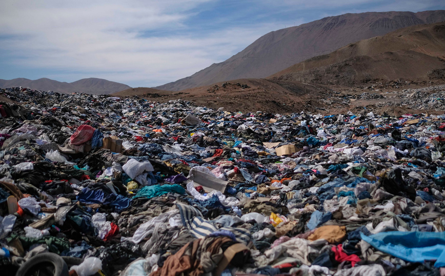Πλήθος πεταμένων ρούχων Πλήθος πεταμένων ρούχων