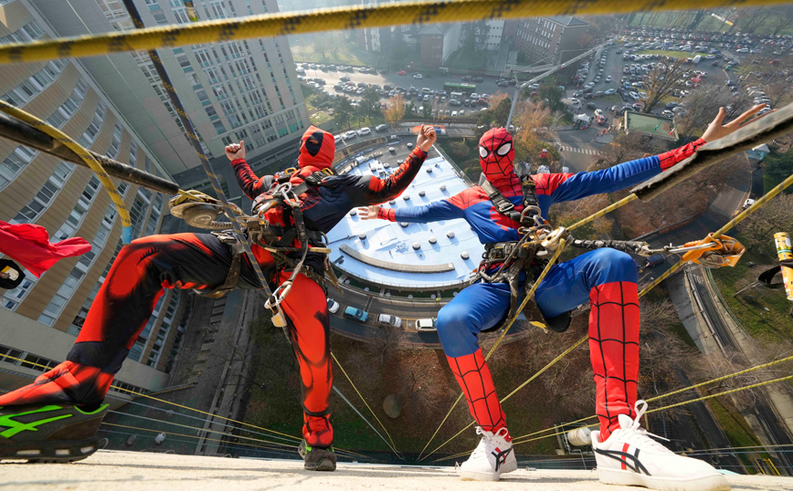 Ακροβάτες ντυμένοι σούπερ ήρωες Ακροβάτες ντυμένοι σούπερ ήρωες