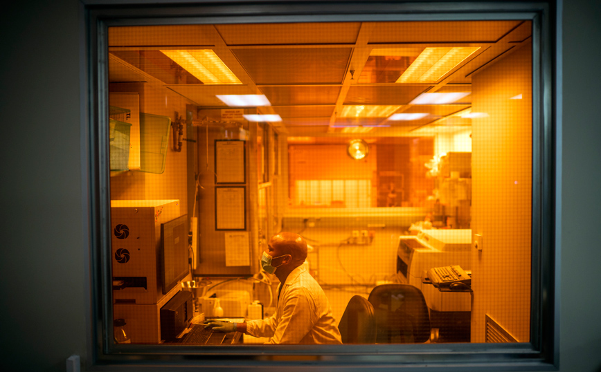 Επιστήμονας σε νοσοκομείο Επιστήμονας σε νοσοκομείο