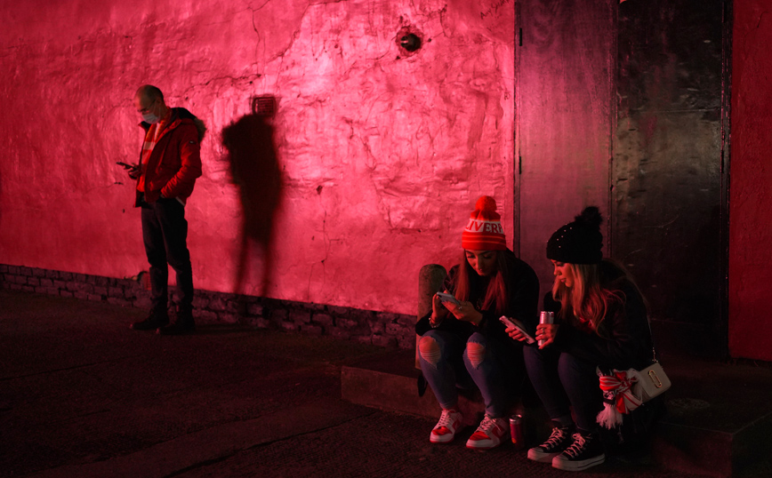 Ανθρωποι κοιτάζουν το κινητό τους Ανθρωποι κοιτάζουν το κινητό τους