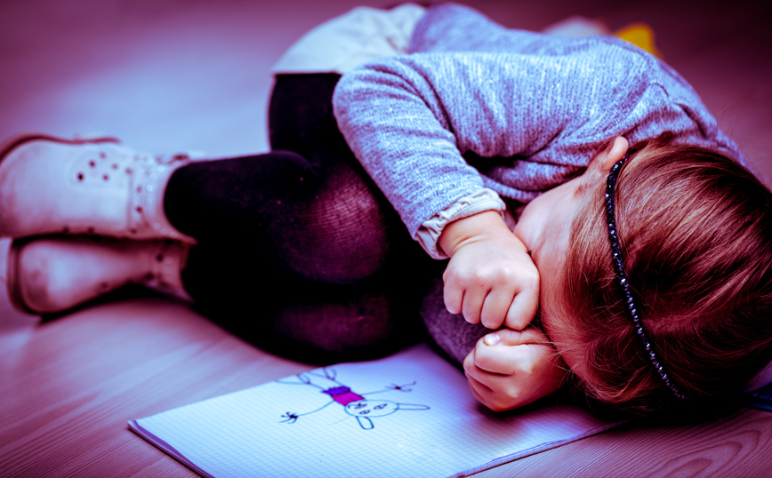 Κοριτσάκι κλαίει μπροστά σε μία ζωγραφιά Κοριτσάκι κλαίει μπροστά σε μία ζωγραφιά