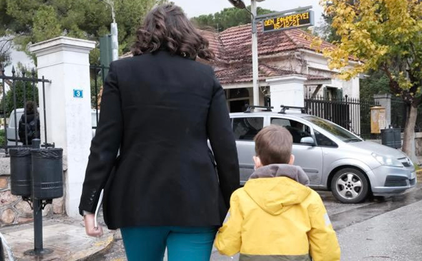 Εμβολιάστηκε ο 5,5 ετών γιος της Νίκης Κεραμέως – Το μήνυμα της υπουργού Παιδείας