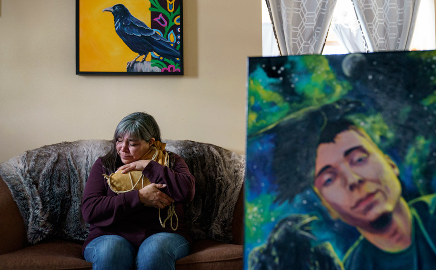 Μητέρα κρατά την τσάντα με τις στάχτες του γιου της Μητέρα κρατά την τσάντα με τις στάχτες του γιου της