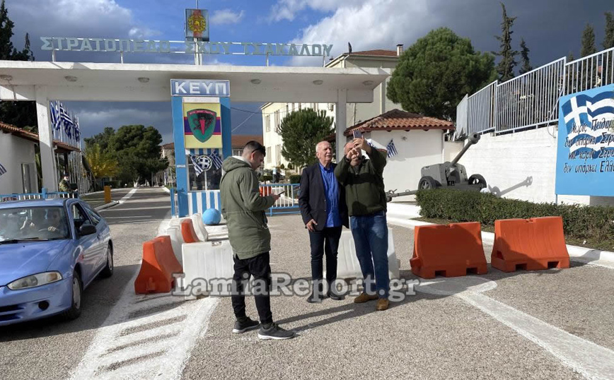 Ο Γιώργος Παπαδάκης στην Ορκωμοσία του γιου του Ιάσονα Ο Γιώργος Παπαδάκης στην Ορκωμοσία του γιου του Ιάσονα