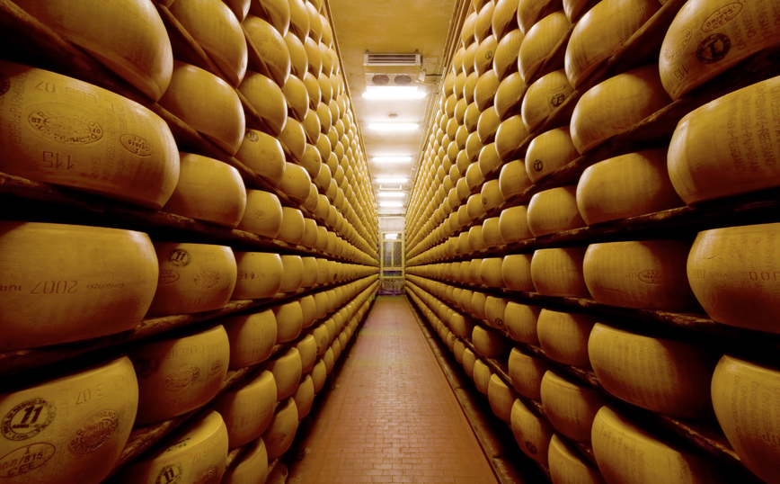 Κεφάλια παρμεζάνας σε ράφια Κεφάλια παρμεζάνας σε ράφια