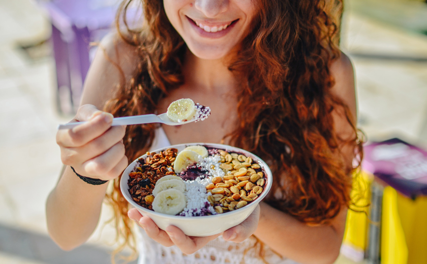 Γυναίκα τρώει πλιγούρι βρώμης Γυναίκα τρώει πλιγούρι βρώμης
