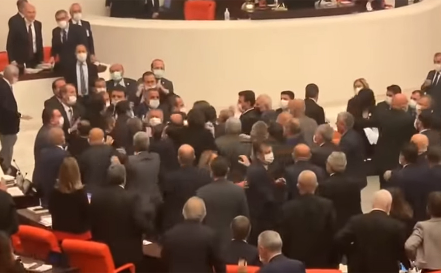 Άγριος καβγάς στην τουρκική Βουλή &#8211; Σπρωξίματα και βαριές κουβέντες ανάμεσα σε βουλευτές
