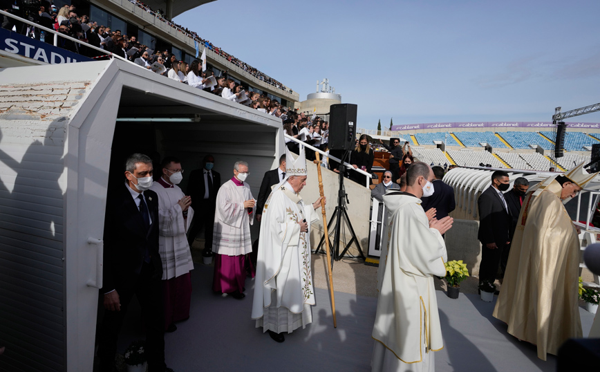 Κύπρος: Άνδρας με μαχαίρι πήγε να εισβάλλει στο στάδιο όπου βρισκόταν ο πάπας Φραγκίσκος