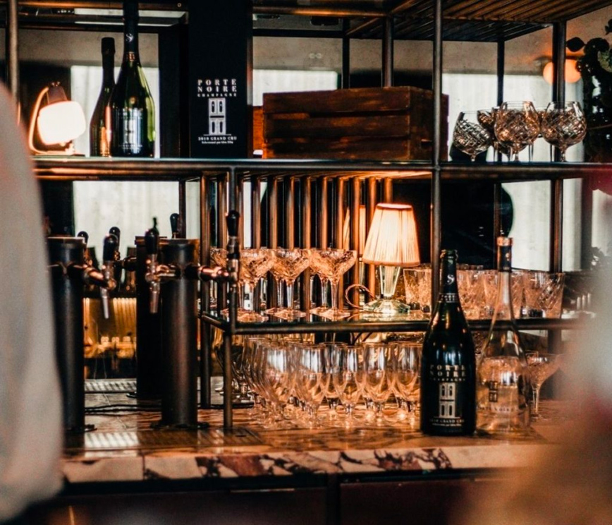 Λεπτομέρειες από το μπαρ του Ίντρις Έλμπα στο Λονδίνο Λεπτομέρειες από το μπαρ του Ίντρις Έλμπα στο Λονδίνο