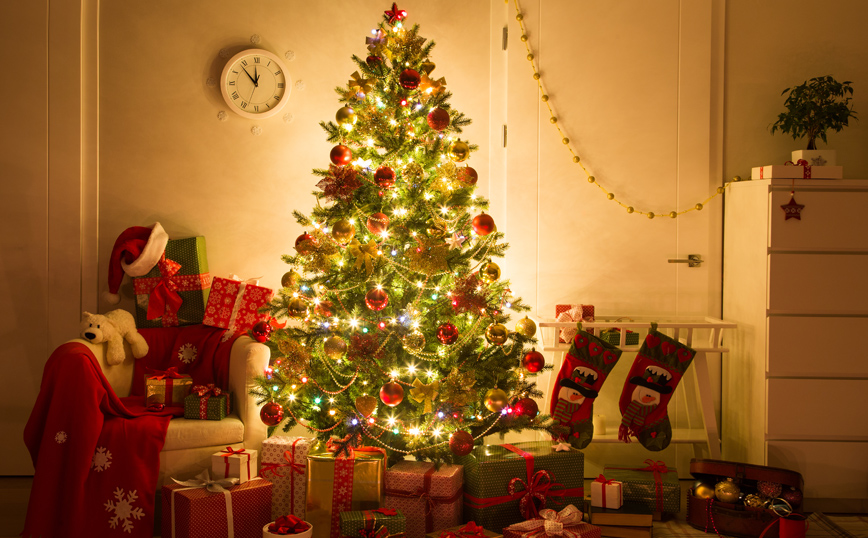 Χριστουγεννιάτικο δέντρο: Το hack για να βάλετε τα φωτάκια με τον πιο εύκολο τρόπο