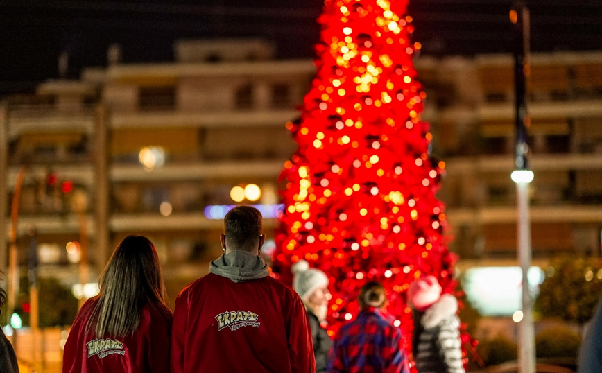 Χριστουγεννιάτικα κλικ κάτω από το κατακόκκινο δέντρο του ΣΚΡΑΤΣ στο Γαλάτσι