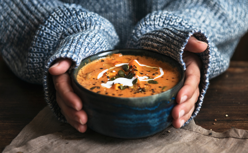 Γυναίκα κρατάει πιάτο με σούπα Γυναίκα κρατάει πιάτο με σούπα