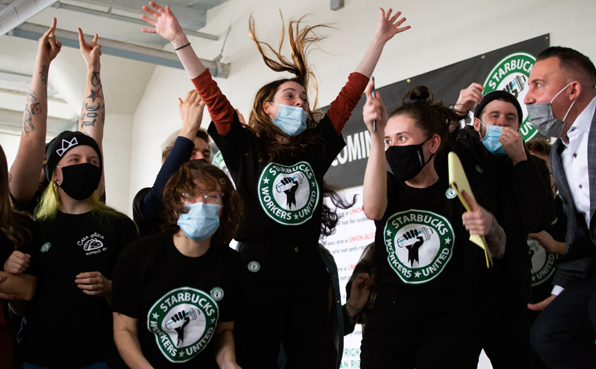 Εργαζόμενοι των Starbucks πανηγυρίζουν Εργαζόμενοι των Starbucks πανηγυρίζουν