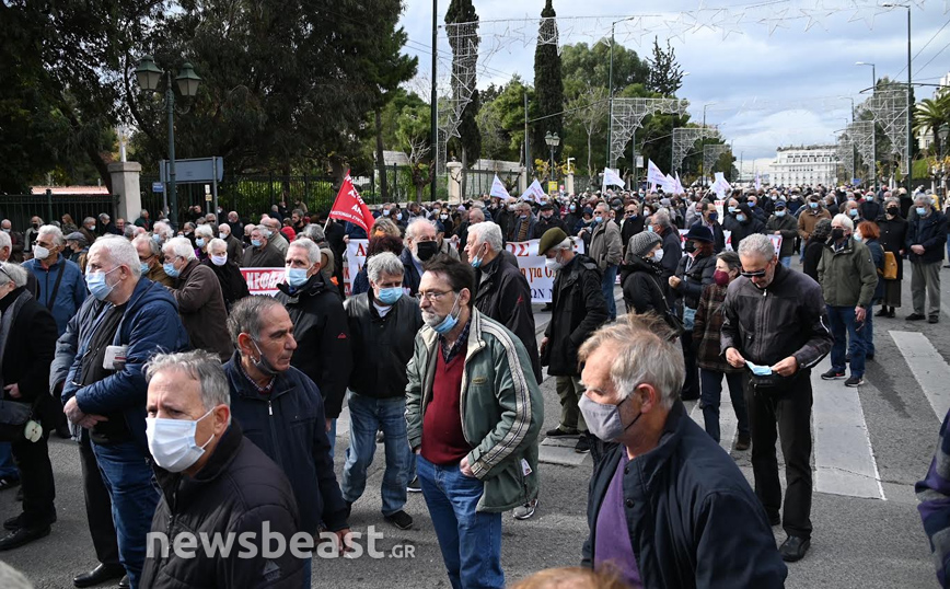 Στο Μαξίμου έφτασαν οι συνταξιούχοι – Κλούβες τους περίμεναν στη Βουλή