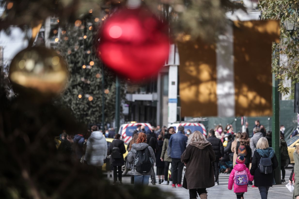 Η μετάλλαξη Όμικρον «μικραίνει» τα Χριστούγεννα – Νέα μέτρα ανακοινώνονται σήμερα