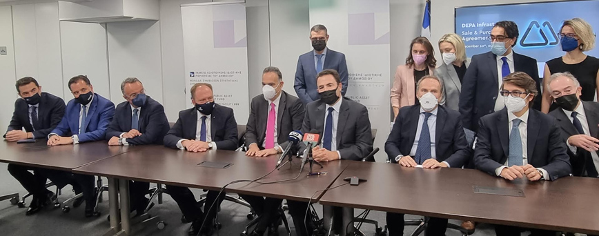 Ο Υπουργός Περιβάλλοντος & Ενέργειας, κ. Κώστας Σκρέκας, ο Υπουργός Ανάπτυξης & Επενδύσεων, κ. Άδωνις Γεωργιάδης, ο Υπουργός Οικονομικών, κ. Χρήστος Σταϊκούρας, ο Γενικός Διευθυντής Νομικών Υπηρεσιών Ομίλου ΕΛΠΕ, κ. Ιωάννης Αψούρης, ο Γενικός Διευθυντής Στρατηγικού Σχεδιασμού και Ανάπτυξης Ομίλου ΕΛΠΕ, κ. Γεώργιος Αλεξόπουλος, ο Διευθύνων Σύμβουλος του ΤΑΙΠΕΔ, κ. Δημήτρης Πολίτης, ο Διευθύνων Σύμβουλος της Italgas SpA, κ. Paolo Gallo και ο Διευθύνων Σύμβουλος της Italgas NewCo SRL, κ. Pier Lorenzo Dell’orco. Ο Υπουργός Περιβάλλοντος & Ενέργειας, κ. Κώστας Σκρέκας, ο Υπουργός Ανάπτυξης & Επενδύσεων, κ. Άδωνις Γεωργιάδης, ο Υπουργός Οικονομικών, κ. Χρήστος Σταϊκούρας, ο Γενικός Διευθυντής Νομικών Υπηρεσιών Ομίλου ΕΛΠΕ, κ. Ιωάννης Αψούρης, ο Γενικός Διευθυντής Στρατηγικού Σχεδιασμού και Ανάπτυξης Ομίλου ΕΛΠΕ, κ. Γεώργιος Αλεξόπουλος, ο Διευθύνων Σύμβουλος του ΤΑΙΠΕΔ, κ. Δημήτρης Πολίτης, ο Διευθύνων Σύμβουλος της Italgas SpA, κ. Paolo Gallo και ο Διευθύνων Σύμβουλος της Italgas NewCo SRL, κ. Pier Lorenzo Dell’orco.