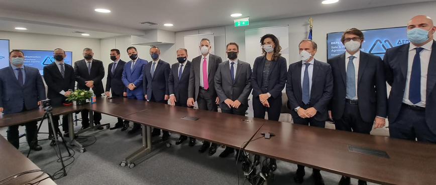 Ο Εντεταλμένος Σύμβουλος του ΤΑΙΠΕΔ, κ. Παναγιώτης Σταμπουλίδης, ο Διευθύνων Σύμβουλος του Υπερταμείου (ΕΕΣΥΠ), κ. Γρηγόρης Δ. Δημητριάδης, ο Διευθύνων Συμβούλος της ΕΛΠΕ, κ. Ανδρέας Σιάμισιης, ο Υπουργός Περιβάλλοντος & Ενέργειας, κ. Κώστας Σκρέκας, ο Υπουργός Ανάπτυξης & Επενδύσεων, κ. Άδωνις Γεωργιάδης, ο Υπουργός Οικονομικών, κ. Χρήστος Σταϊκούρας, ο Γενικός Διευθυντής Νομικών Υπηρεσιών Ομίλου ΕΛΠΕ, κ. Ιωάννης Αψούρης, ο Γενικός Διευθυντής Στρατηγικού Σχεδιασμού και Ανάπτυξης Ομίλου ΕΛΠΕ, κ. Γεώργιος Αλεξόπουλος, ο Διευθύνων Σύμβουλος του ΤΑΙΠΕΔ, κ. Δημήτρης Πολίτης, η Πρέσβης της Ιταλίας, κυρία Patrizia Falcinelli, ο Διευθύνων Σύμβουλος της Italgas SpA, κ. Paolo Gallo, ο Διευθύνων Σύμβουλος της Italgas NewCo SRL, κ. Pier Lorenzo Dell’orco και ο Πρόεδρος της Italgas, κ. Alberto Dell’acqua. Ο Εντεταλμένος Σύμβουλος του ΤΑΙΠΕΔ, κ. Παναγιώτης Σταμπουλίδης, ο Διευθύνων Σύμβουλος του Υπερταμείου (ΕΕΣΥΠ), κ. Γρηγόρης Δ. Δημητριάδης, ο Διευθύνων Συμβούλος της ΕΛΠΕ, κ. Ανδρέας Σιάμισιης, ο Υπουργός Περιβάλλοντος & Ενέργειας, κ. Κώστας Σκρέκας, ο Υπουργός Ανάπτυξης & Επενδύσεων, κ. Άδωνις Γεωργιάδης, ο Υπουργός Οικονομικών, κ. Χρήστος Σταϊκούρας, ο Γενικός Διευθυντής Νομικών Υπηρεσιών Ομίλου ΕΛΠΕ, κ. Ιωάννης Αψούρης, ο Γενικός Διευθυντής Στρατηγικού Σχεδιασμού και Ανάπτυξης Ομίλου ΕΛΠΕ, κ. Γεώργιος Αλεξόπουλος, ο Διευθύνων Σύμβουλος του ΤΑΙΠΕΔ, κ. Δημήτρης Πολίτης, η Πρέσβης της Ιταλίας, κυρία Patrizia Falcinelli, ο Διευθύνων Σύμβουλος της Italgas SpA, κ. Paolo Gallo, ο Διευθύνων Σύμβουλος της Italgas NewCo SRL, κ. Pier Lorenzo Dell’orco και ο Πρόεδρος της Italgas, κ. Alberto Dell’acqua.