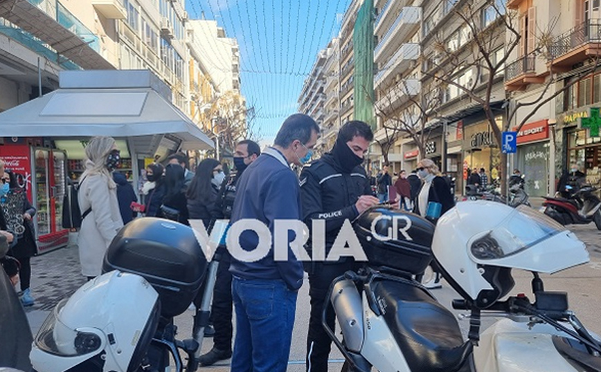 Στην αγορά του κέντρου της πόλης για τα ψώνια της τελευταίας στιγμής, την παραμονή της Πρωτοχρονιάς, κατέβηκαν οι Θεσσαλονικείς Στην αγορά του κέντρου της πόλης για τα ψώνια της τελευταίας στιγμής, την παραμονή της Πρωτοχρονιάς, κατέβηκαν οι Θεσσαλονικείς