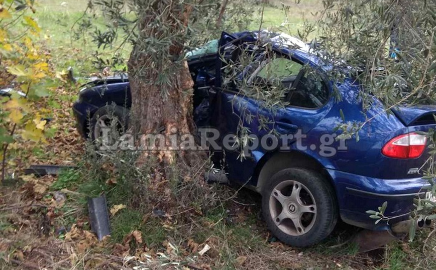 Εικόνες από τροχαίο στη Λαμία: Οδηγός «καρφώθηκε» σε ελιά και σκοτώθηκε