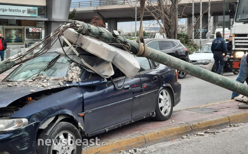 Τροχαίο στην Κηφισό: Τραυματίστηκε ο οδηγός, διαλύθηκε το αμάξι – Αποκλειστικές εικόνες του Newsbeast