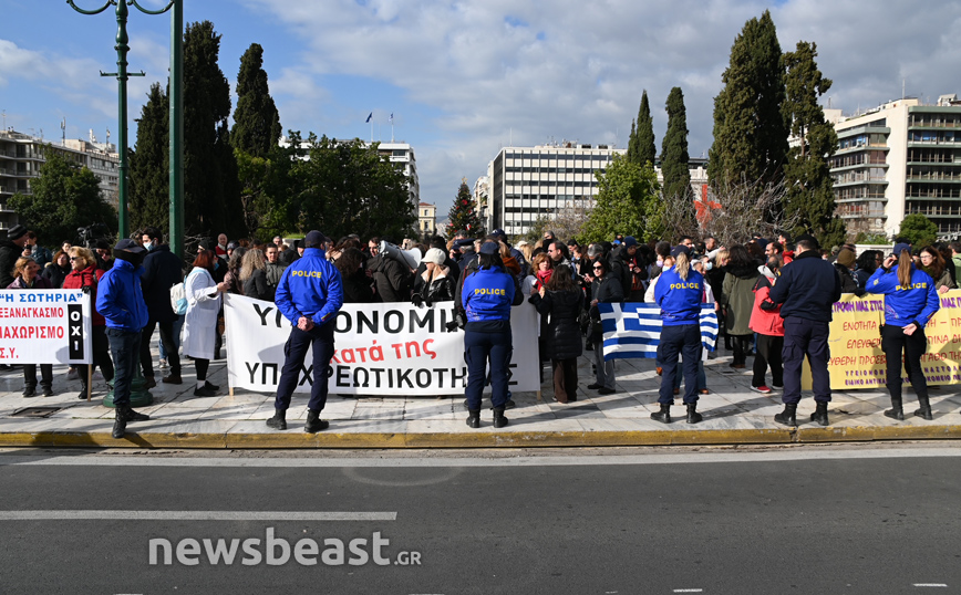 Στους δρόμους κατά του υποχρεωτικού εμβολιασμού οι υγειονομικοί &#8211; Συγκέντρωση στο Σύνταγμα