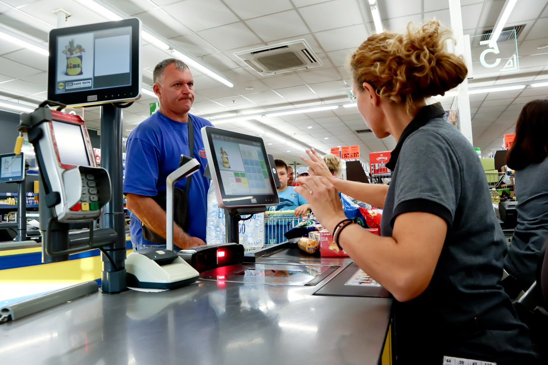 πελάτης και ταμίας σε σούπερ μάρκετ πελάτης και ταμίας σε σούπερ μάρκετ