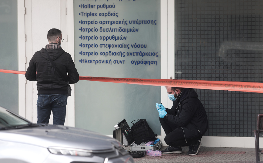 Έριξαν χειροβομβίδα έξω από μαγαζί στο Περιστέρι – Εικόνες από το σημείο