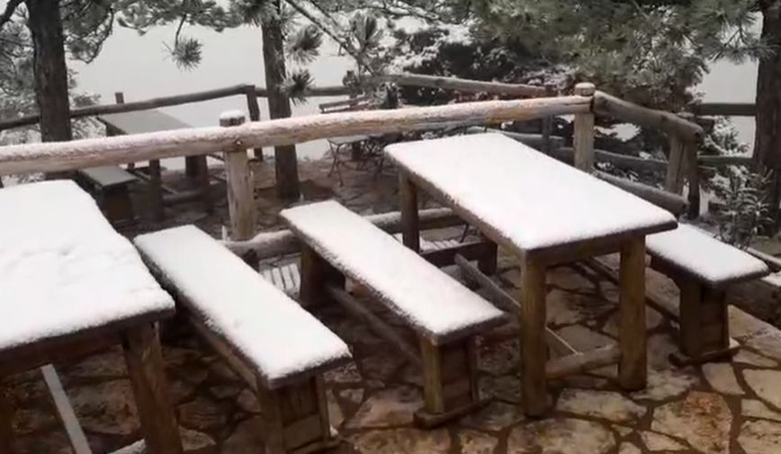 Καιρός: Χιόνια σε Βίλια Αττικής και Ιπποκράτειο πολιτεία, χιονίζει και στην Πάρνηθα