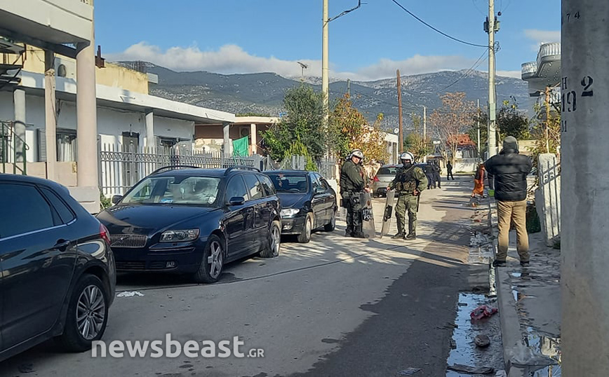 Σε εξέλιξη μεγάλη επιχείρηση της ΕΚΑΜ στο Ζεφύρι μετά τα βίντεο με τους πυροβολισμούς