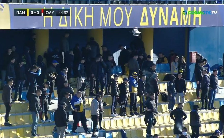 Παναιτωλικός – Ολυμπιακός: Η στιγμή που οι γιατροί των ομάδων έτρεξαν στην εξέδρα και βοήθησαν οπαδό που λιποθύμησε