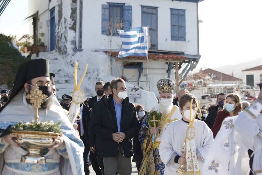 Θεοφάνεια: Στον Άγιο Ευστράτιο παρακολούθησε τον Αγιασμό των υδάτων ο Κυριάκος Μητσοτάκης