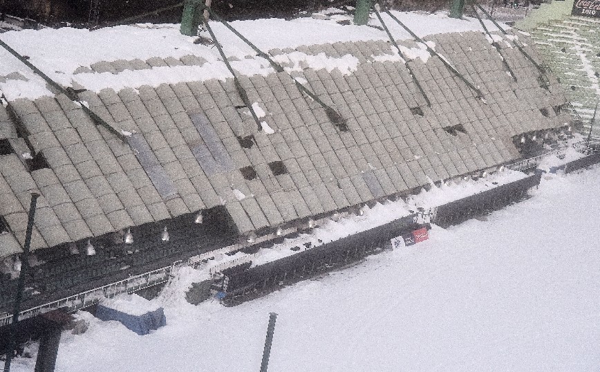 Κατέρρευσε το στέγαστρο στο γήπεδο της Λεωφόρου Αλεξάνδρας Κατέρρευσε το στέγαστρο στο γήπεδο της Λεωφόρου Αλεξάνδρας