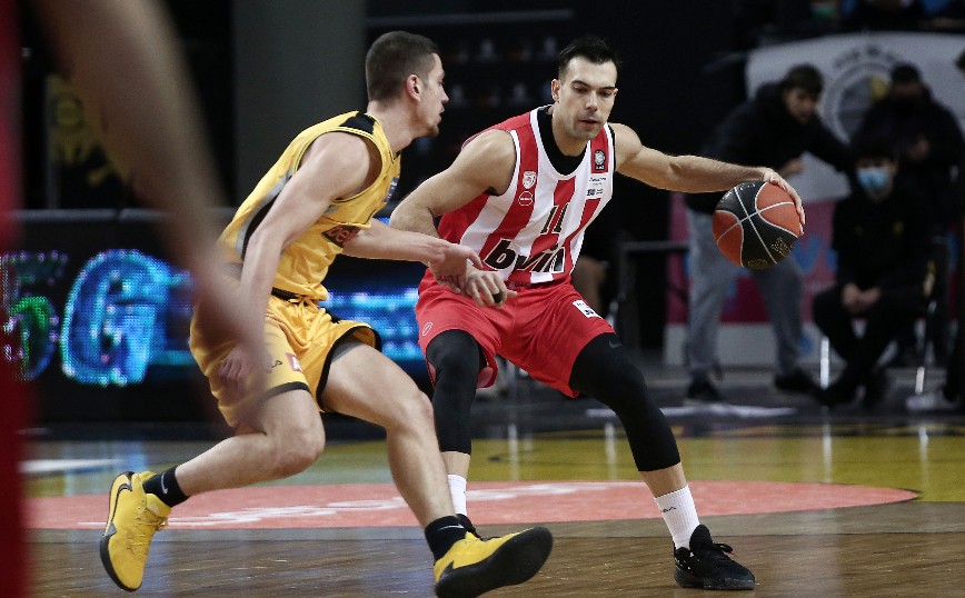 Ο Σλούκας επιτίθεται στον αγώνα ΑΕΚ - Ολυμπιακός Ο Σλούκας επιτίθεται στον αγώνα ΑΕΚ - Ολυμπιακός