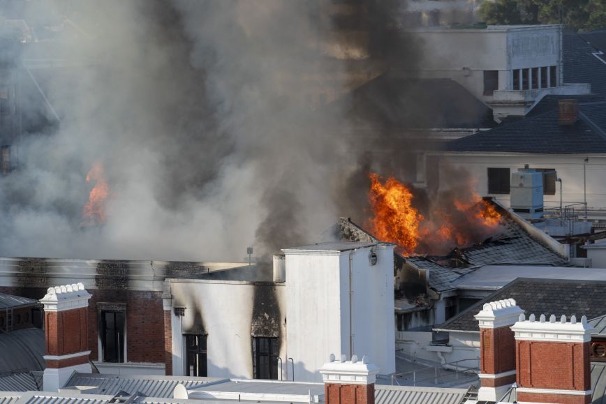 Φωτιά σε κτήριο του Κοινοβουλίου της Νοτίου Αφρικής