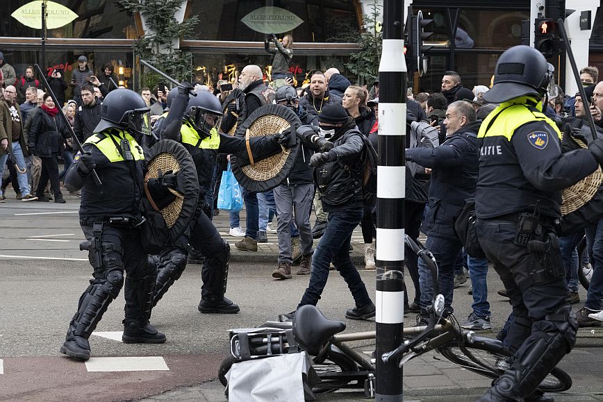 Ολλανδία: 30 Συλλήψεις και τραυματισμοί αστυνομικών σε διαδήλωση κατά του λοκντάουν -Δείτε φωτογραφίες