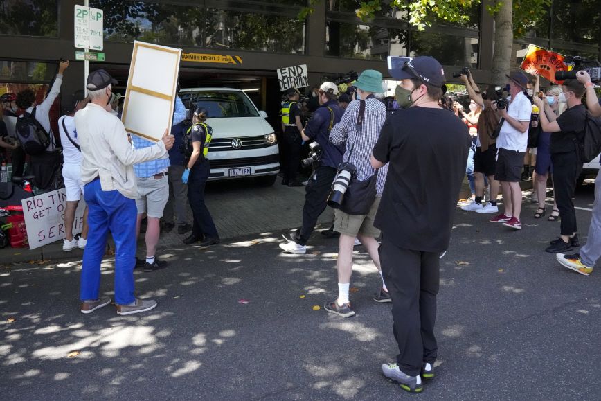 Το αυτοκίνητο με τον Νόβακ Τζόκοβιτς Το αυτοκίνητο με τον Νόβακ Τζόκοβιτς